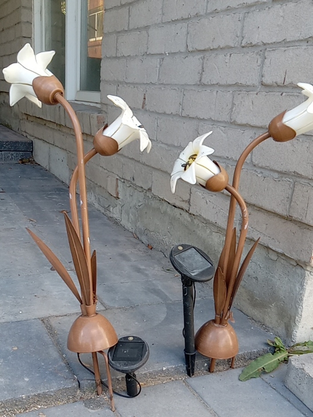 White Flower Solar Garden Stake Lights - Decorative Home Art